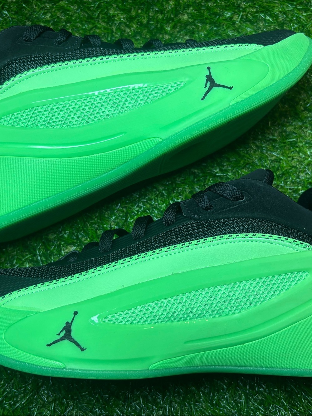 Jordan Men’s basketball Sneakers - Neon Green & Black 12.5 women’s, 11 men